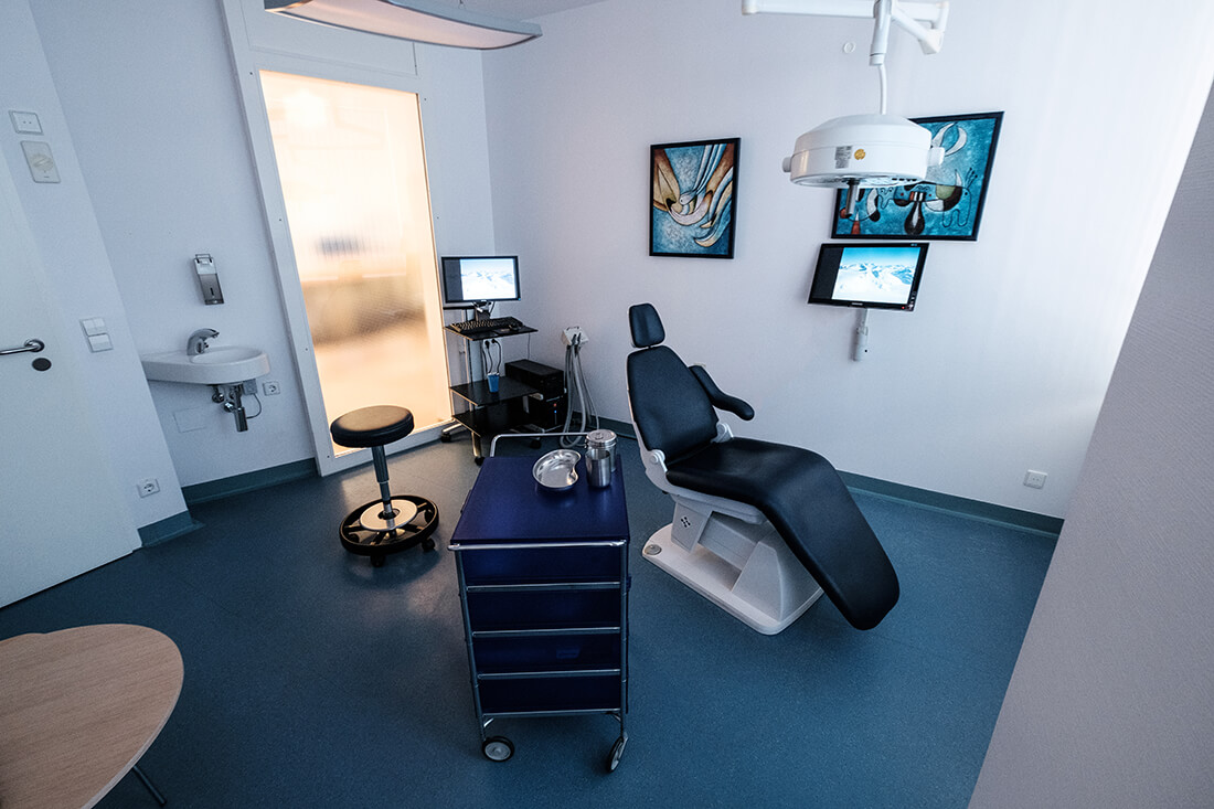 Mund-, Kiefer- und Gesichtschirurgie Hannover – Bothe – ein Behandlungszimmer der Praxis Mund-, Kiefer- und Gesichtschirurgie Hannover - Bothe - ein Behandlungszimmer der Praxis
